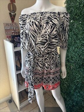 Black & White Off-Shoulder Leaf Print Top